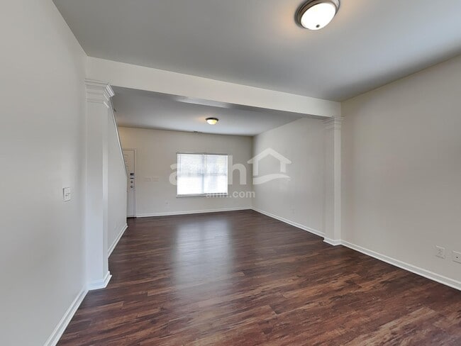 Photo - 267 Flanders Dr