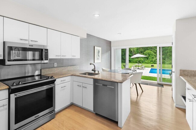 Photo - 10 Fox Hollow Dr