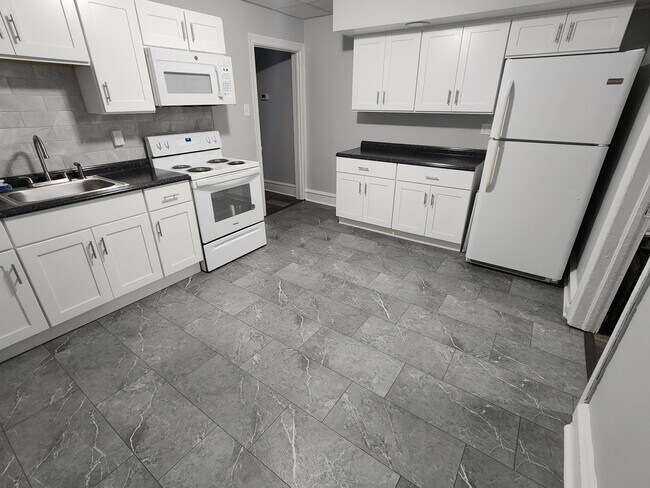 Kitchen - 109 S Easton Rd Apartments Unit 4