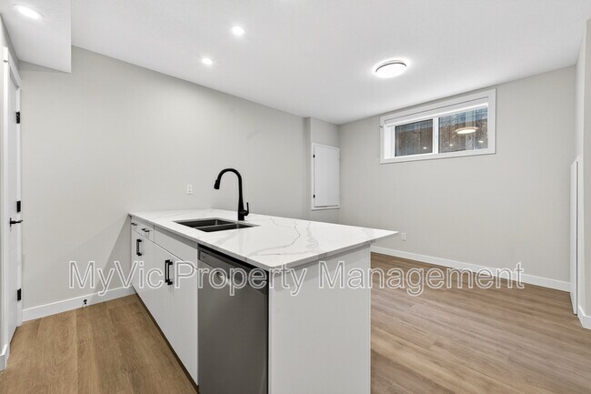 Photo - 10335-10135 135 St NW