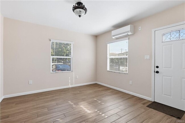 Photo - 1033 E 57th St