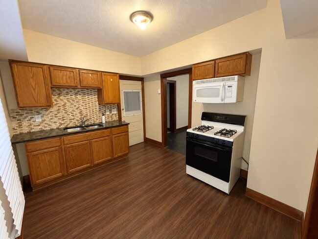 667-669 Eddy Rd Unit 1