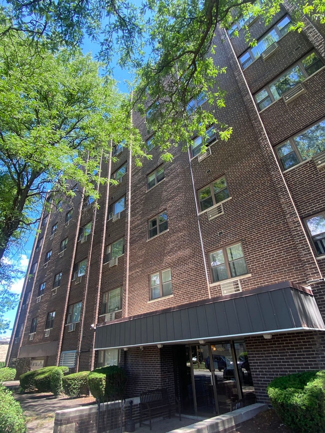 Building Photo - 4600 N Cumberland Ave Unit 612