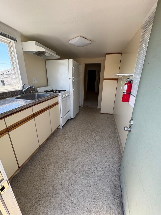 KITCHEN - 706 Buena Vista Ave Unit B