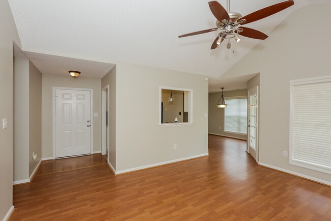 Photo - 310 Tamarack Dr