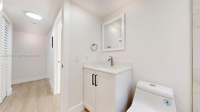 Photo - 1676 W 42nd St Unidad 1676