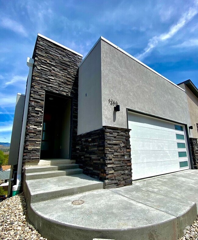 Building Photo - Close to Micron, 3 Bedroom 3 bath w/ a Mil... Rental