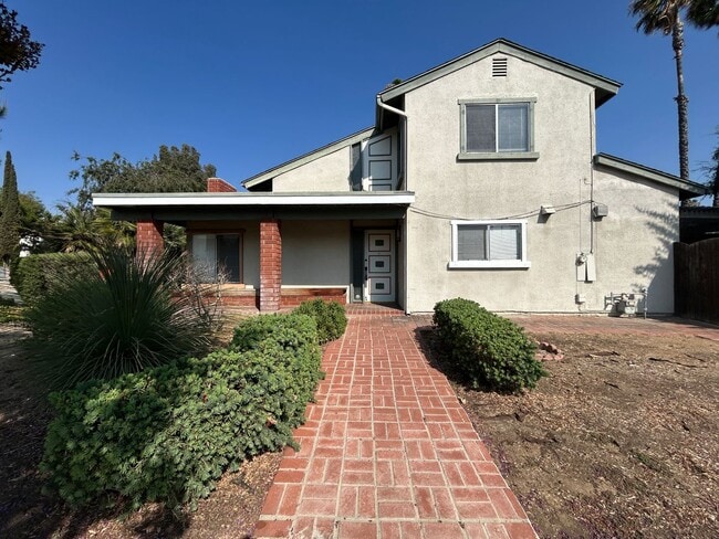 Building Photo - Spacious 4 Bedroom 2 Bathroom Home In Rive...