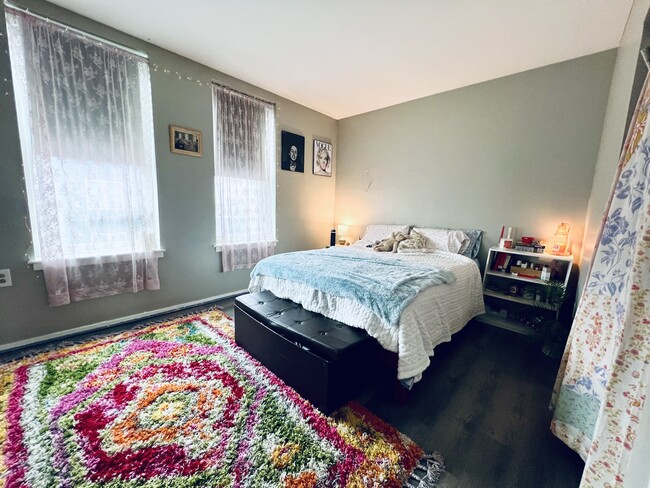 Building Photo - 2031 N 15th St Unit 2A - Big Private Room Rental