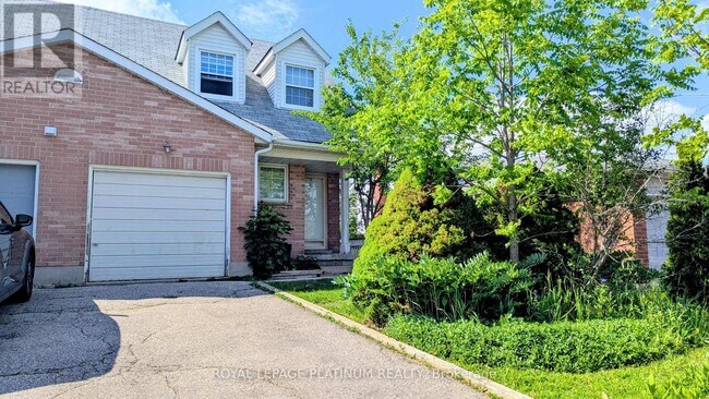 Photo - 630 Pinerow Crescent