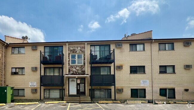 Building Photo - 5113 N East River Rd Unit 2L Rental