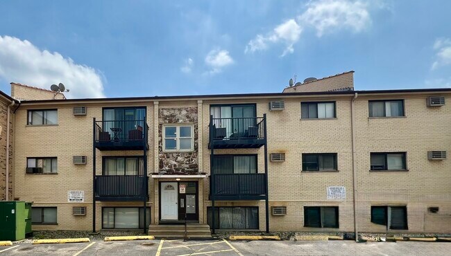 Photo - 5113 N East River Rd Unidad 2L Rental