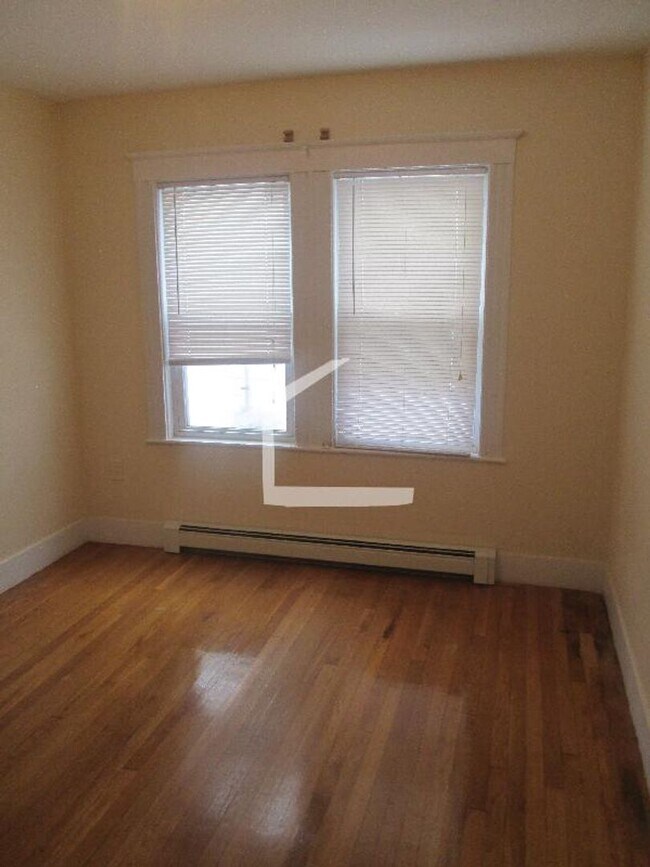Photo - 9/1 No Fee! Spacious 3BR near Oak Sq, BC, w/d in unit!