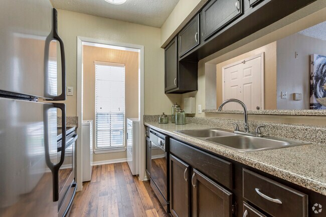 1BR,1BA - 769SF Birch - Kitchen - Hunters Point