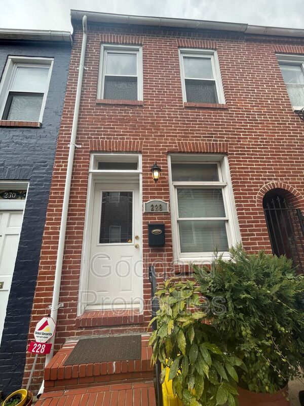 Building Photo - 228 S Madeira St Rental