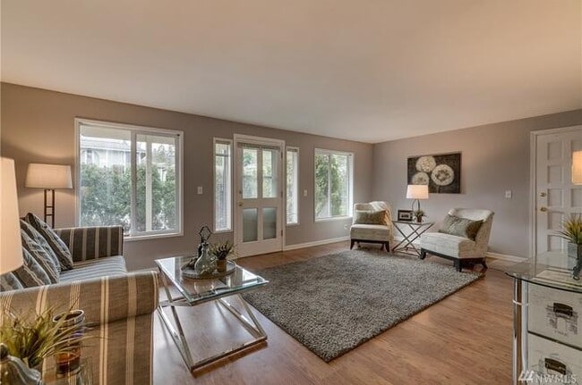 Building Photo - 17302 NE 45th St Unit 103