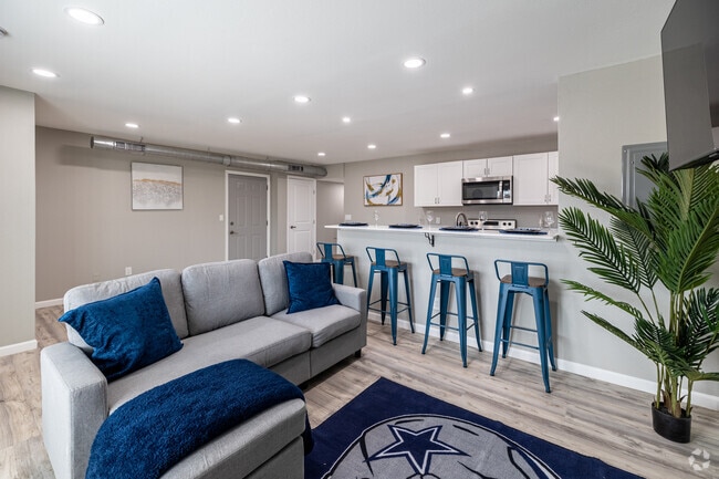 2BR, 1.5BA - 1,000SF - Living Room