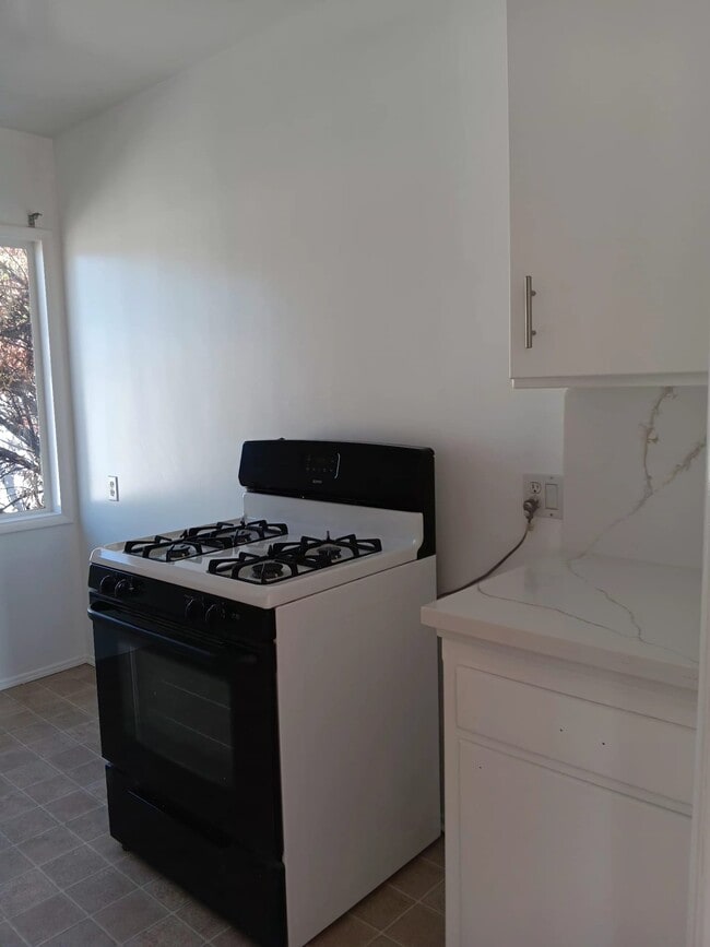 Building Photo - 2100 N Verdugo Rd Unit B