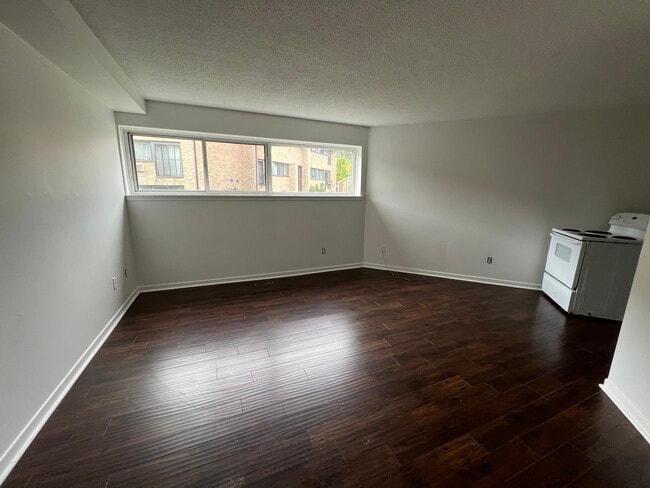 Building Photo - 1 Bedroom 1 Bath Lower Level Apartment available in Mississauga Unit 73