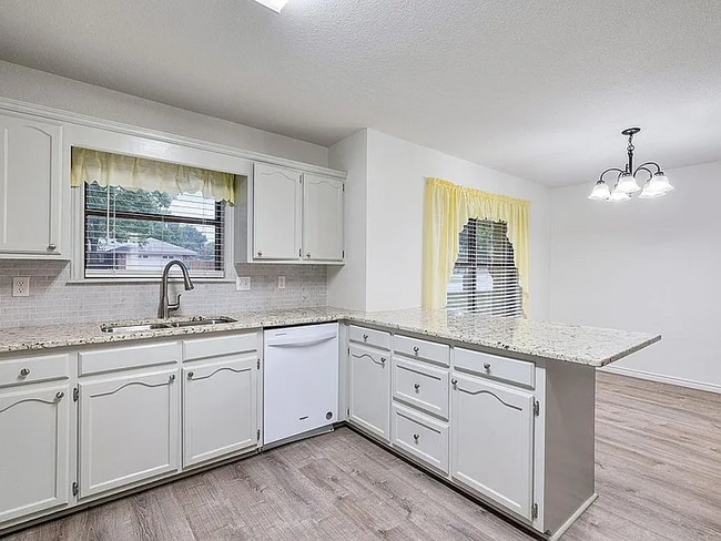 Photo - 411 Bluebonnet St