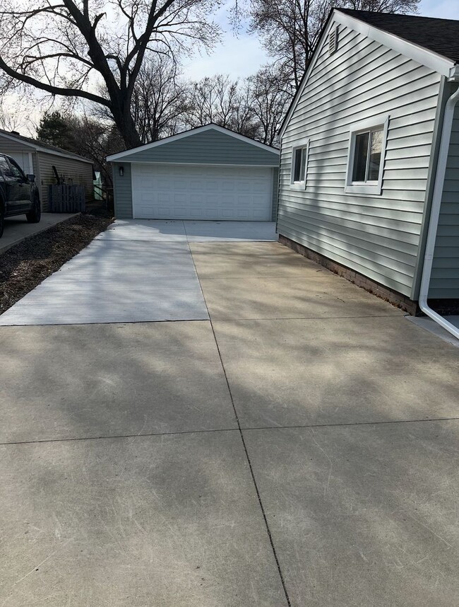 Photo - 3293 Talbot St