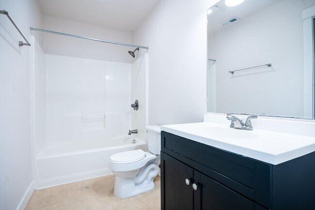 Remodeled 3/2.5 Townhomes - Remodeled 3/2.5 Townhomes