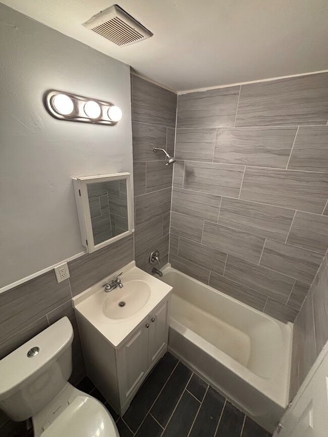 Photo - 420 W 7th St