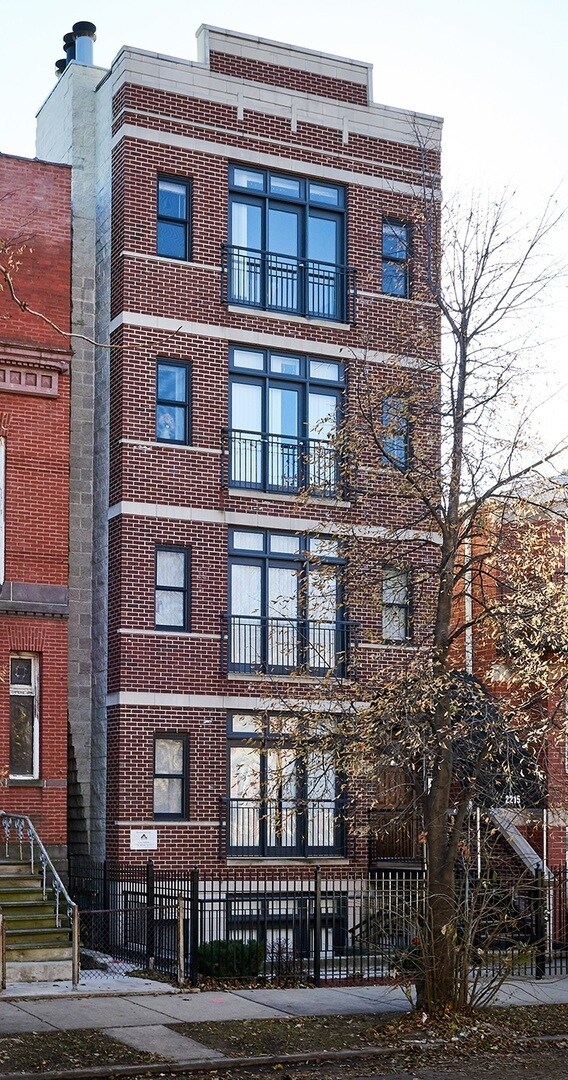 Building Photo - 2215 W Monroe St Unit 4 Rental
