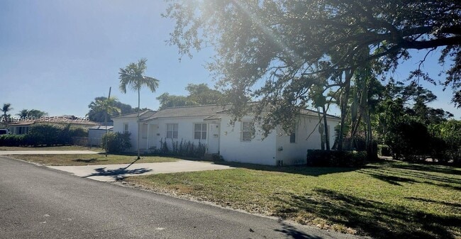 Building Photo - 11220 NE 11th Pl Unit 11220