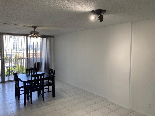 Photo - 3703 NE 166th St Unidad 905