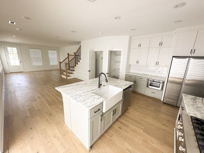 Photo - 1246 W James St