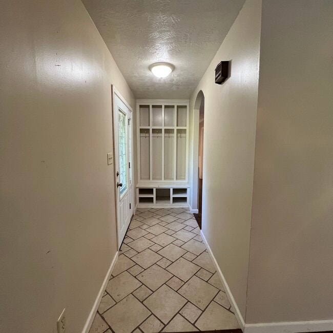 Foyer - 440 W Hawthorne Rd