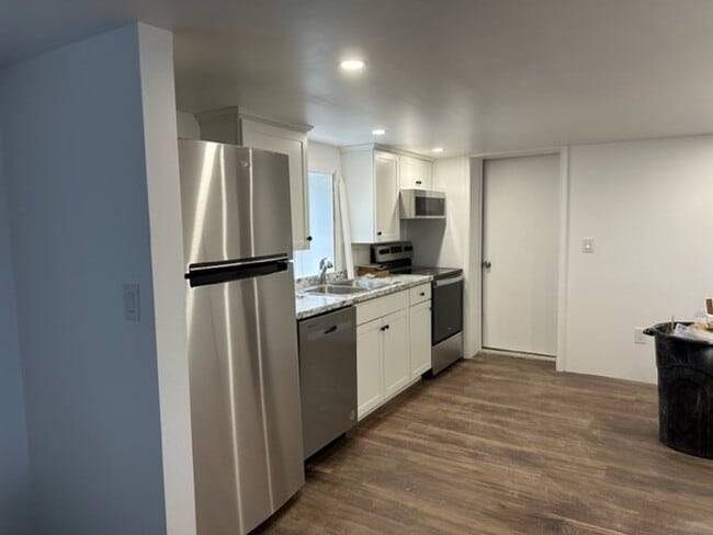 Building Photo - 129 E Market St Unit House