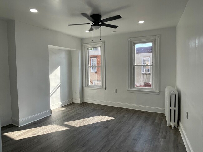 Living Room - 2001 E Monmouth St Unidad 2nd floor