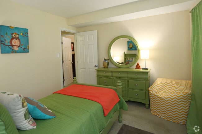 2BR,1BA,1000SF - 1st Bedroom
