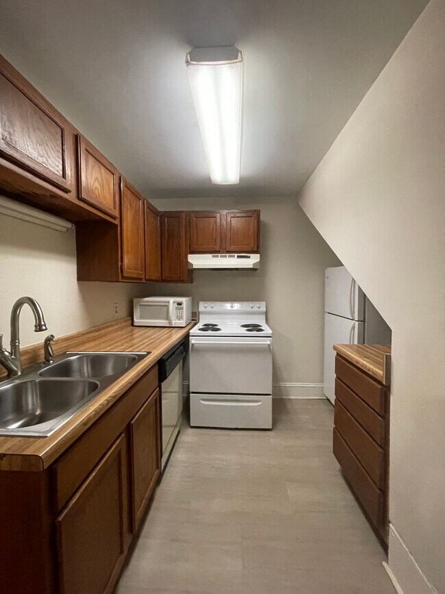 Photo - One Bedroom Apartment Off of Tattnall Squa... Unit 2