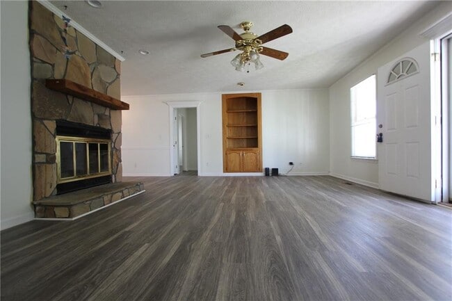 Photo - 818 Springlake Rd