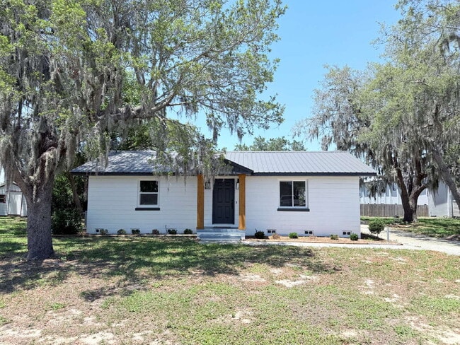 Building Photo - 3-Bedroom and 2-Bathroom with 1 Car Garage