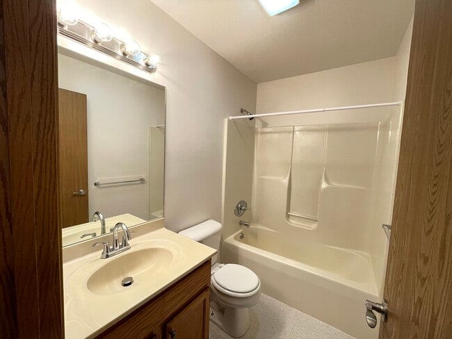 Full Bath - 2829 Burgundy Dr