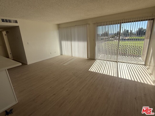 Photo - 10200 De Soto Ave Unidad 320