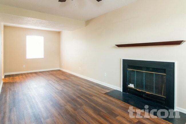 Photo - 438 Oakbrook Village Rd