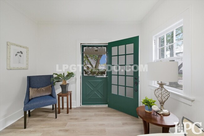 Photo - 1044 Hawk St