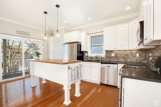 Building Photo - 10 Ticknor St Unit 2 Rental