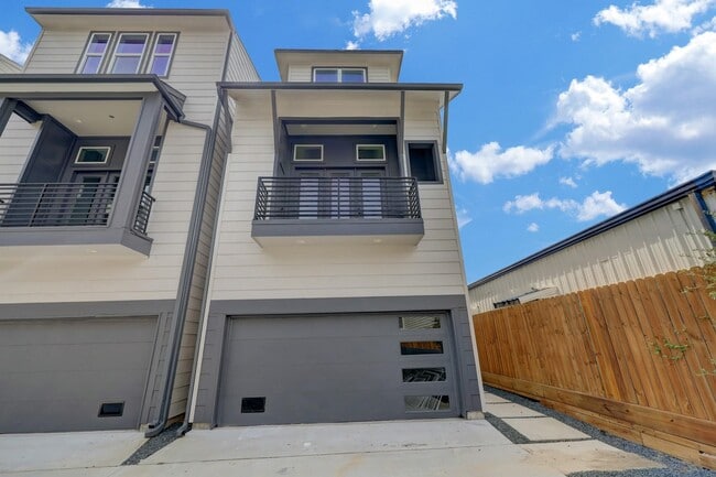 Photo - 1537 W 24th St