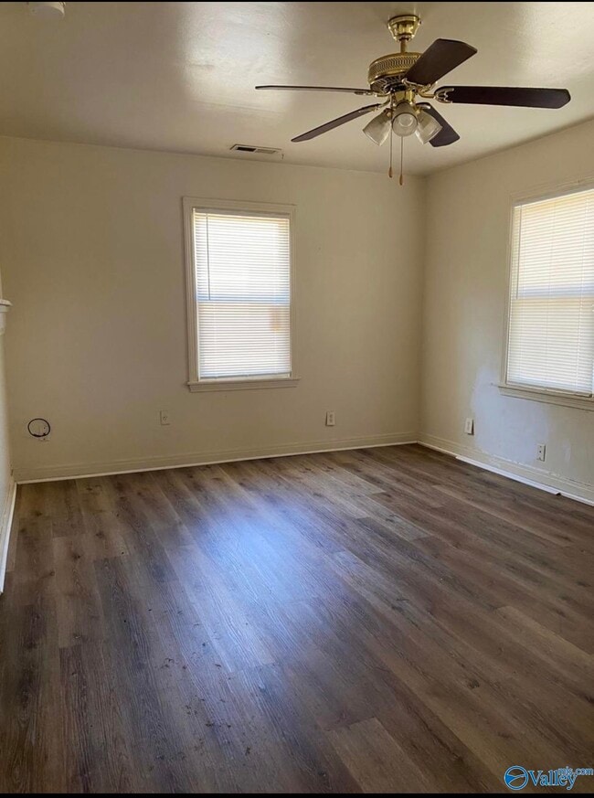 Photo - 905 Fairway Dr NW