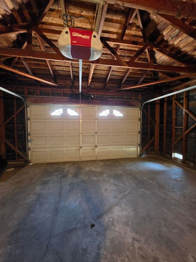 Photo - Spacious Home!!