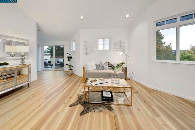 Living Room - 2615 Telegraph Ave Unit 401