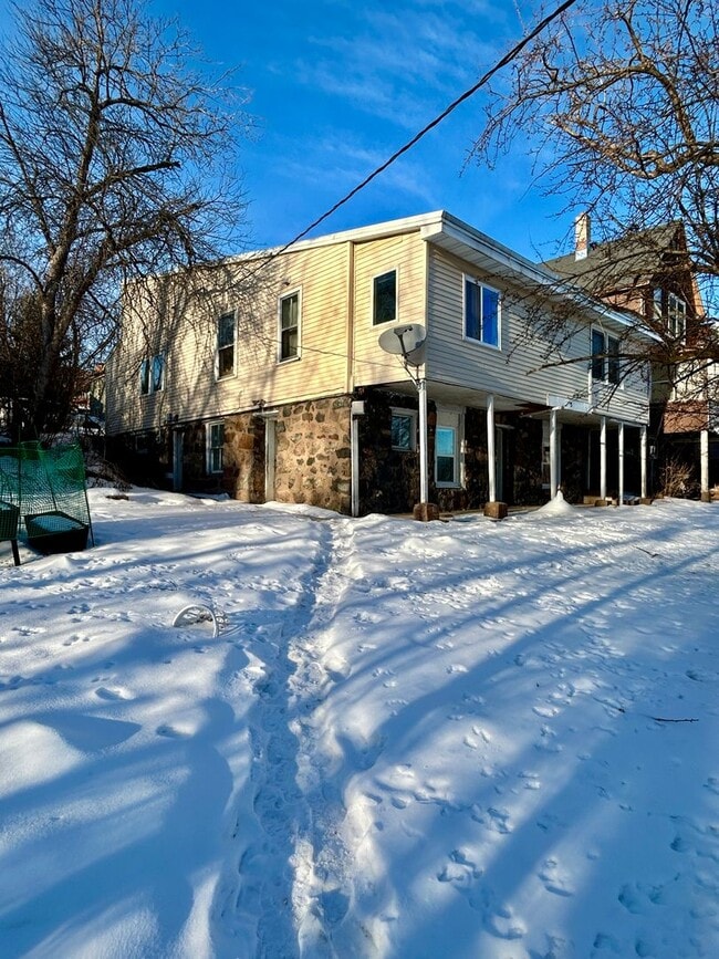 Photo - 820 W 4th St Unit #3