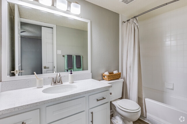 2BR, 2BA - 988SF - Primary Bathroom