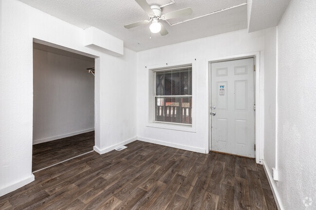 3BR, 1BA - 1,000SF - Living Room